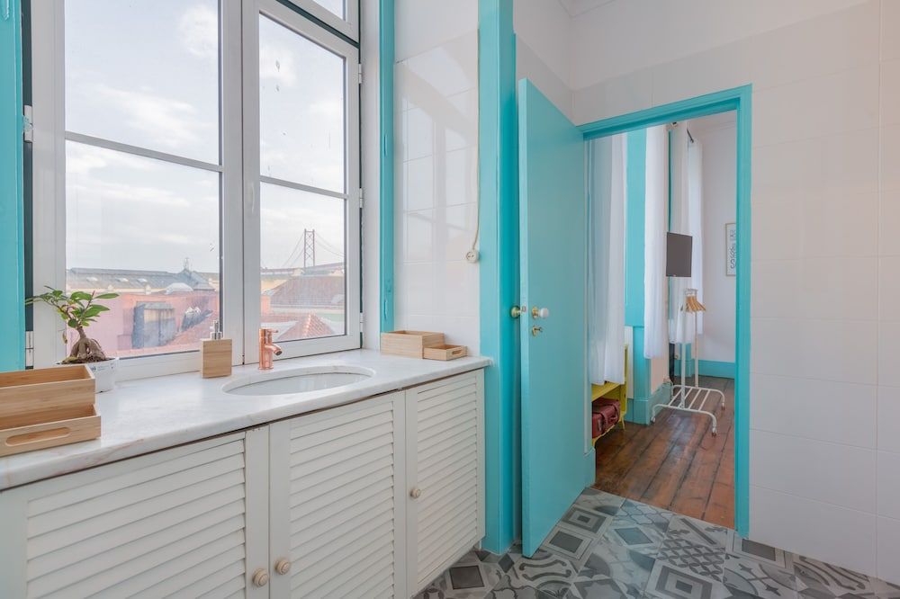 C&O Guest House Lisbon Deluxe Quadruple Room with private toilet 9