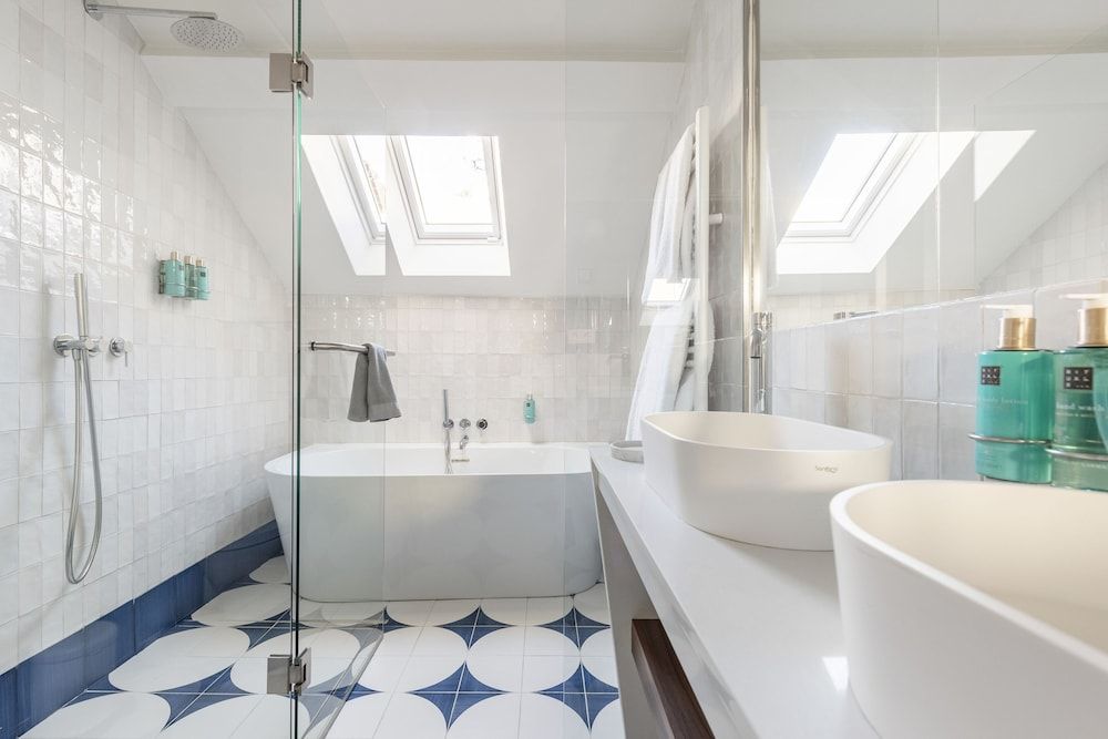 Deep Soaking Bathtub