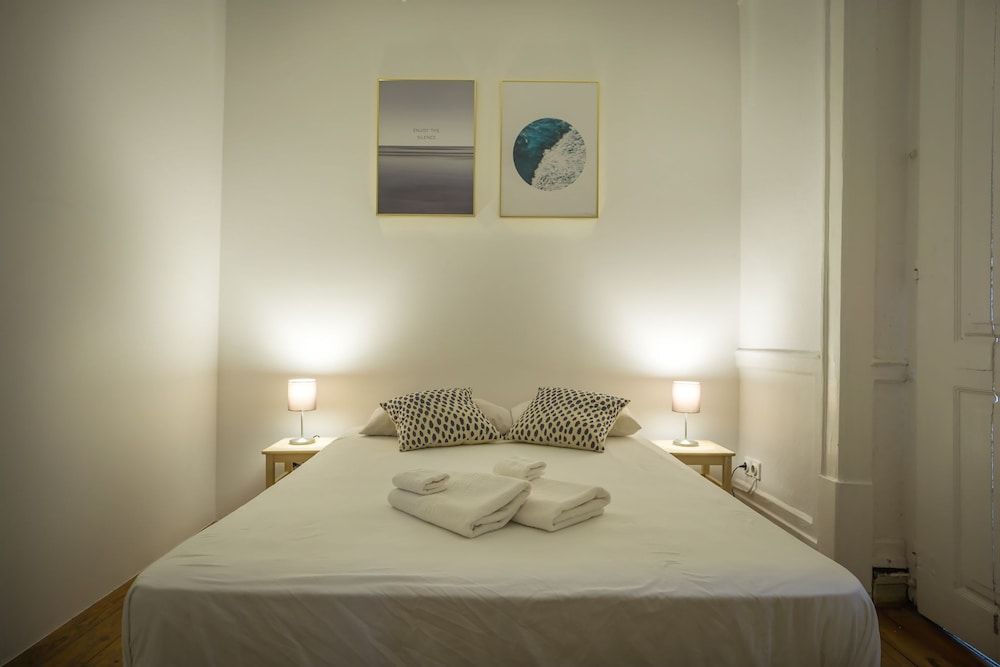 The Original Lisbon Guesthouse Double Room, Shared Bathroom, City View (Bright room) 2