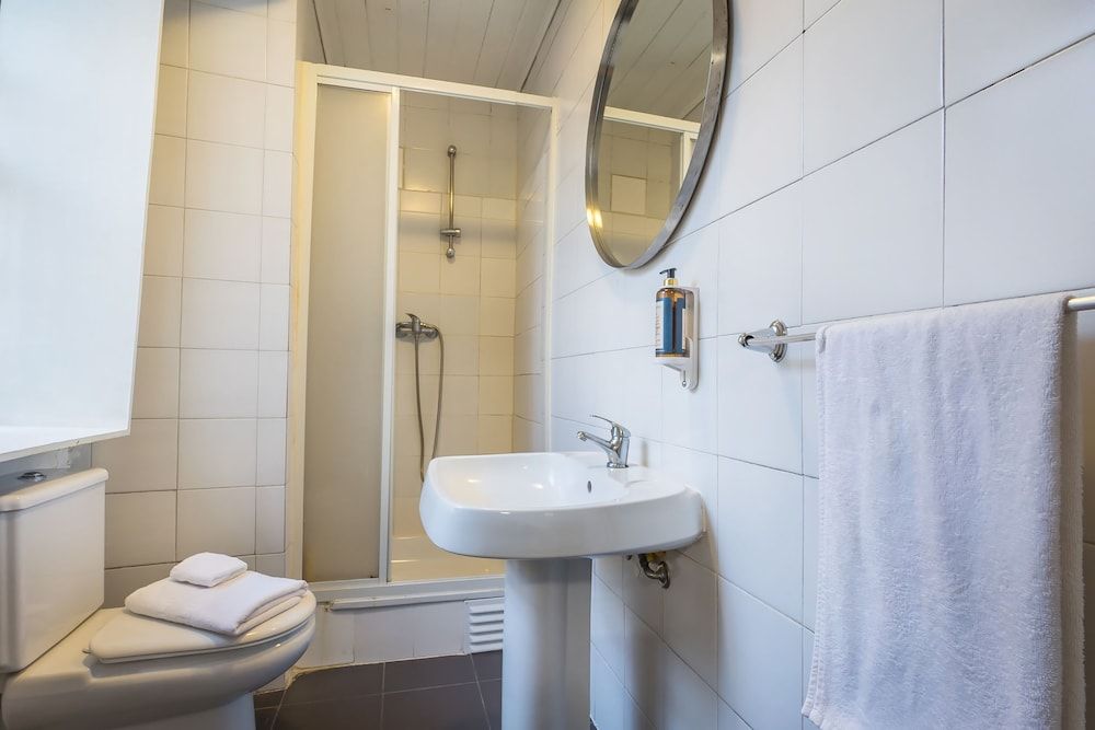The Original Lisbon Guesthouse Double Room, Shared Bathroom (Sunny) 10