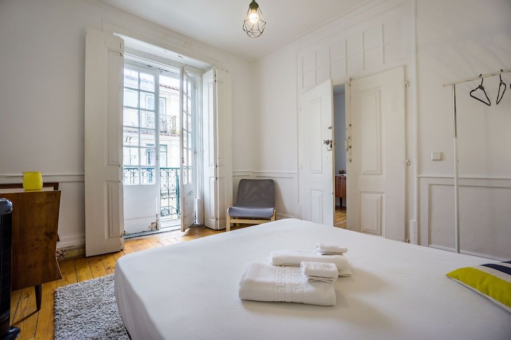 The Original Lisbon Guesthouse Double Room, Shared Bathroom (Sunny) 2