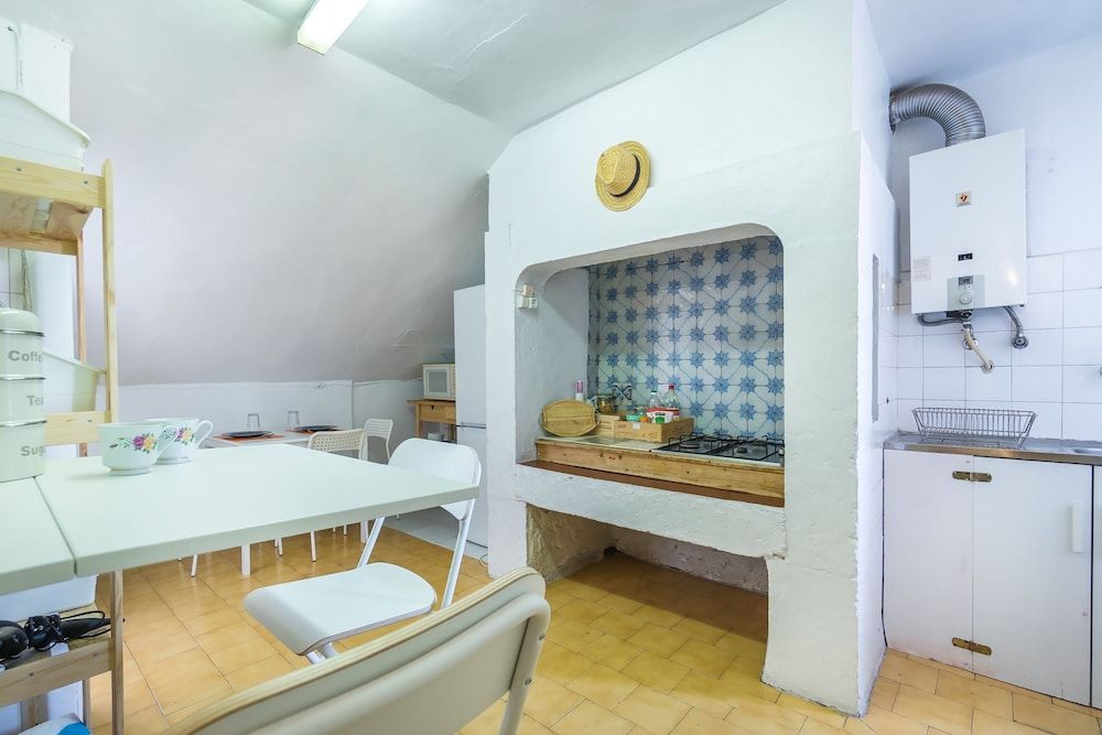 The Original Lisbon Guesthouse Double Room, Shared Bathroom (Sunny) 12