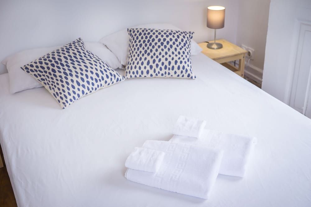 The Original Lisbon Guesthouse Double Room, Shared Bathroom, City View (Bright room) 4