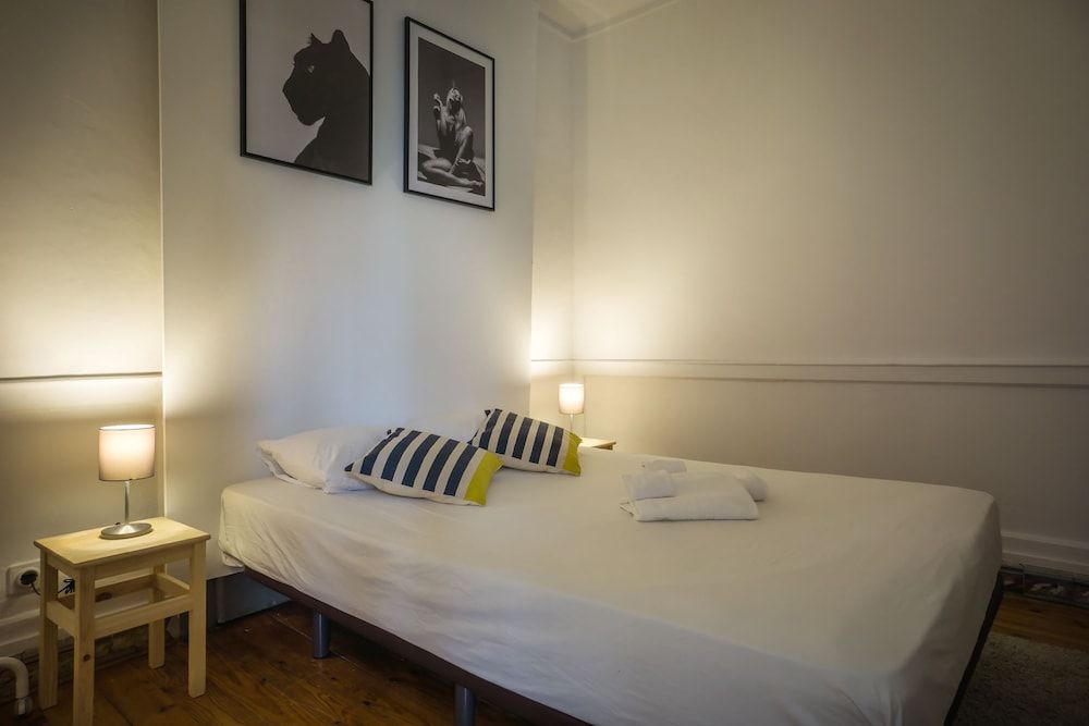 The Original Lisbon Guesthouse Double Room, Shared Bathroom (Sunny) 5