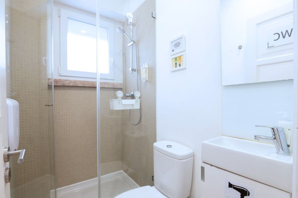 DuMont Lisbon Guesthouse Double Room with shared bathroom 23