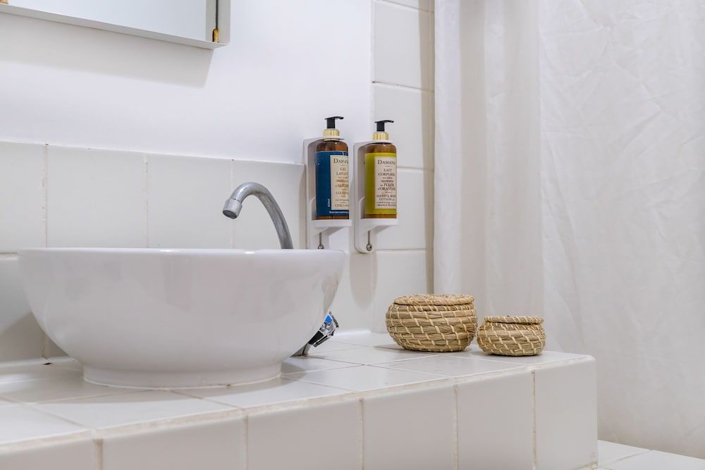 The Color Hostel Double Room, Shared Bathroom (Sunny) 4