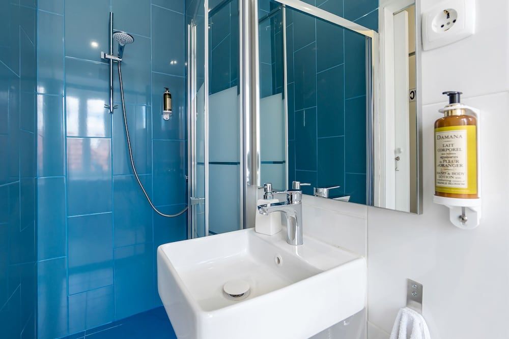 The Color Hostel Double Room, Shared Bathroom (Sunny) 7