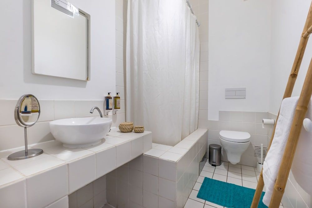 The Color Hostel Double Room, Shared Bathroom (Sunny) 5