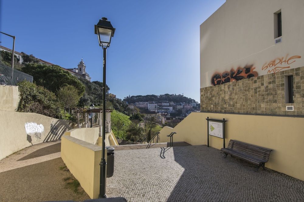 undefined A Pearl in Graceland 3