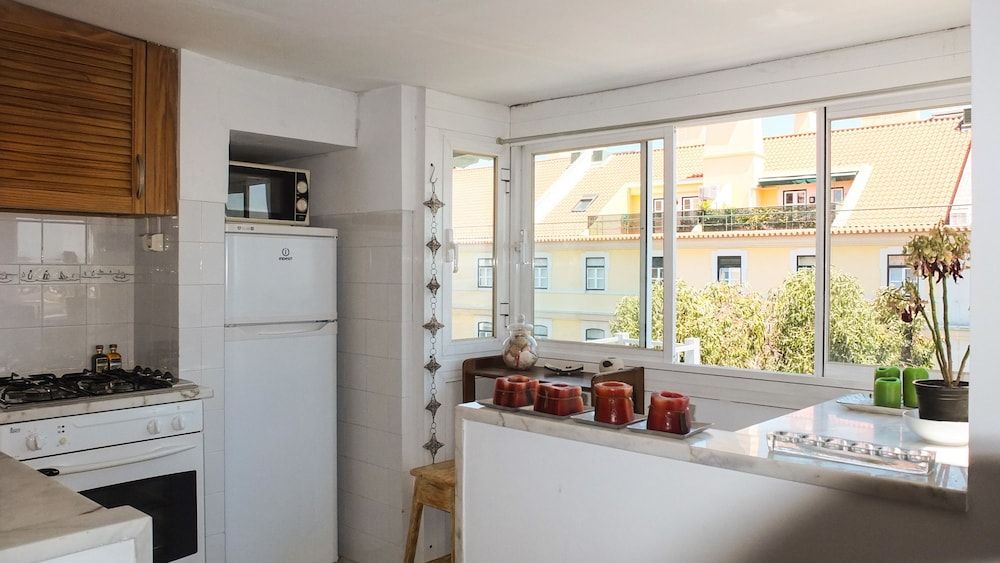 undefined Quiet and Sunny central Lisbon apartment 8