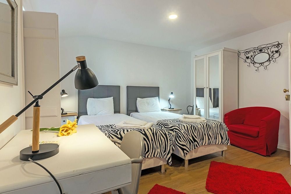 Bairro Alto Palace Apartment for Large Groups City Apartment, Multiple Beds 16