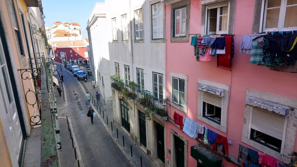 undefined Apartment With Yard in Alfama 2