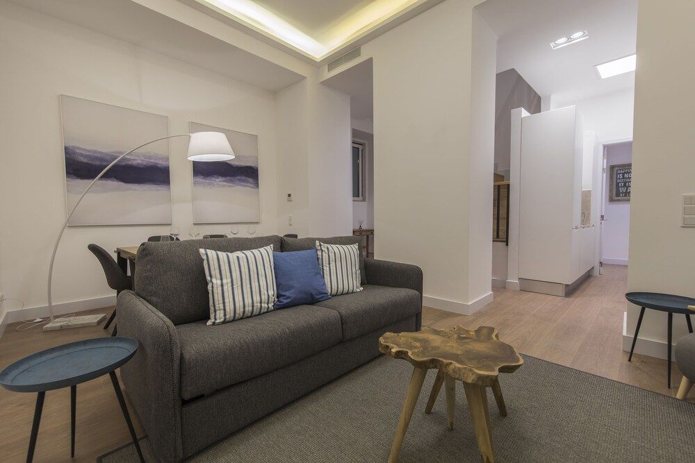 undefined High Ceiling Duplex Apt Cais do Sodre