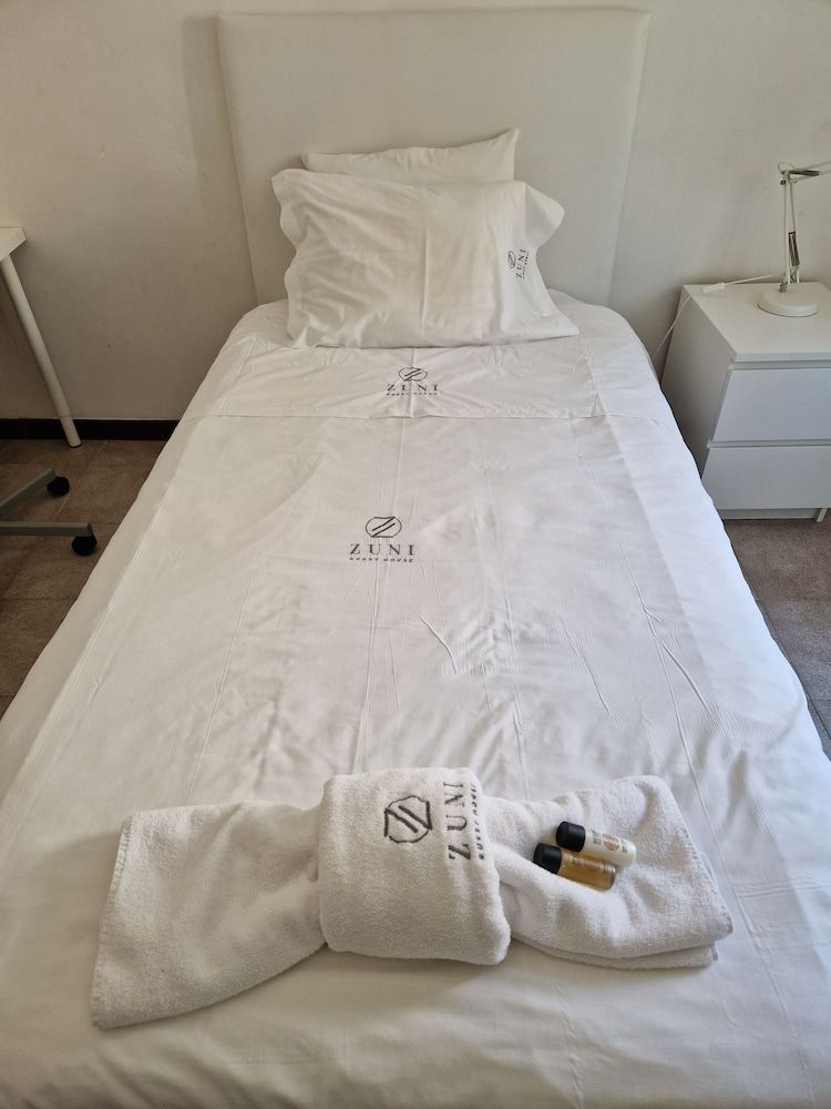 Zuni Guest House Economy Single Room, Shared Bathroom 4