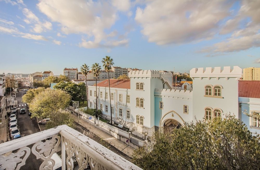 undefined Bright & Beautiful Top Floor Graça Flat 3