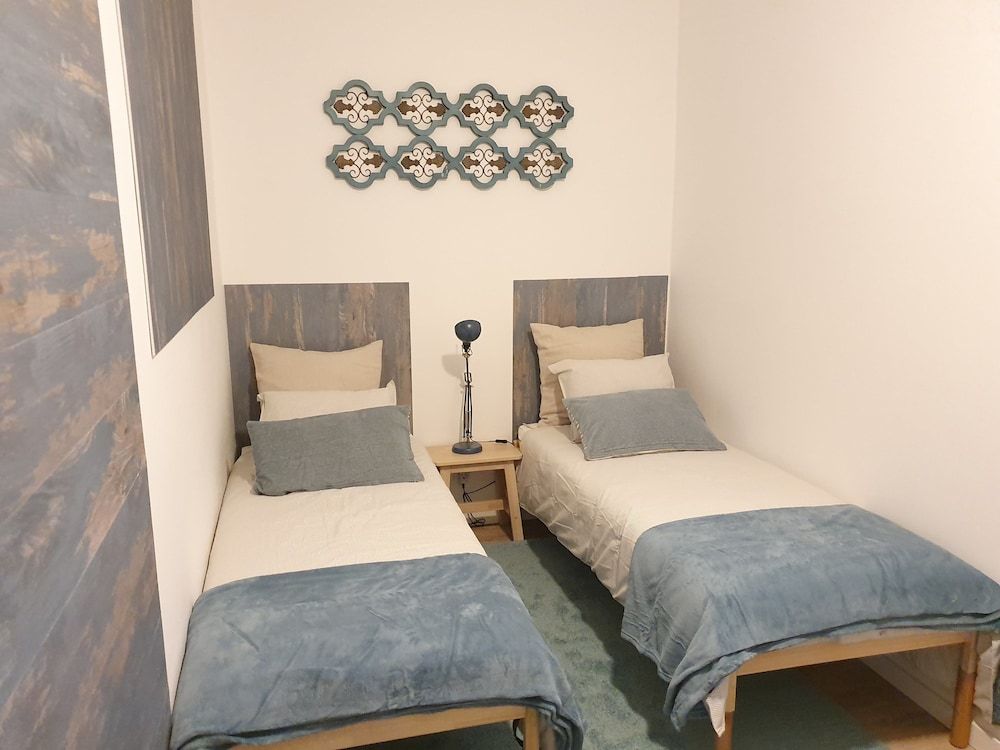 Standard Room, 2 Twin Beds, Non Smoking, Shared Bathroom (5)
