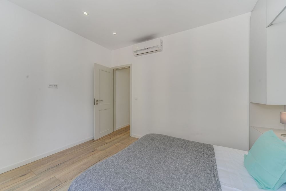 undefined Alcantara 65 Riverside 8