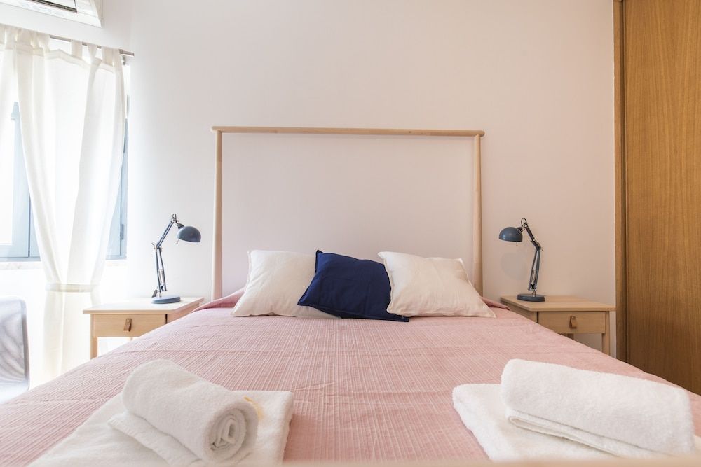 Cozy Apartment In Estefania Apartment, 1 Bedroom, City View 3