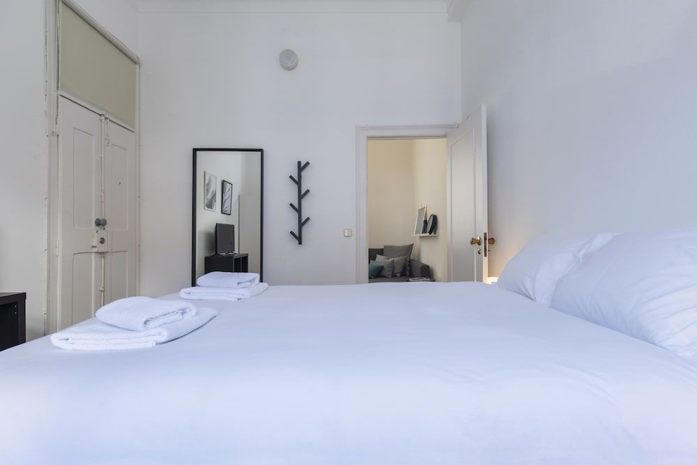 undefined Sunny & Quiet Lisbon Apartment 7