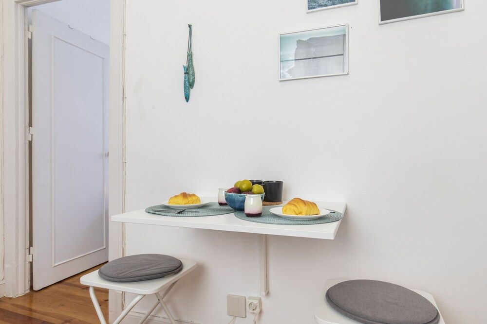 undefined Sunny & Quiet Lisbon Apartment 10