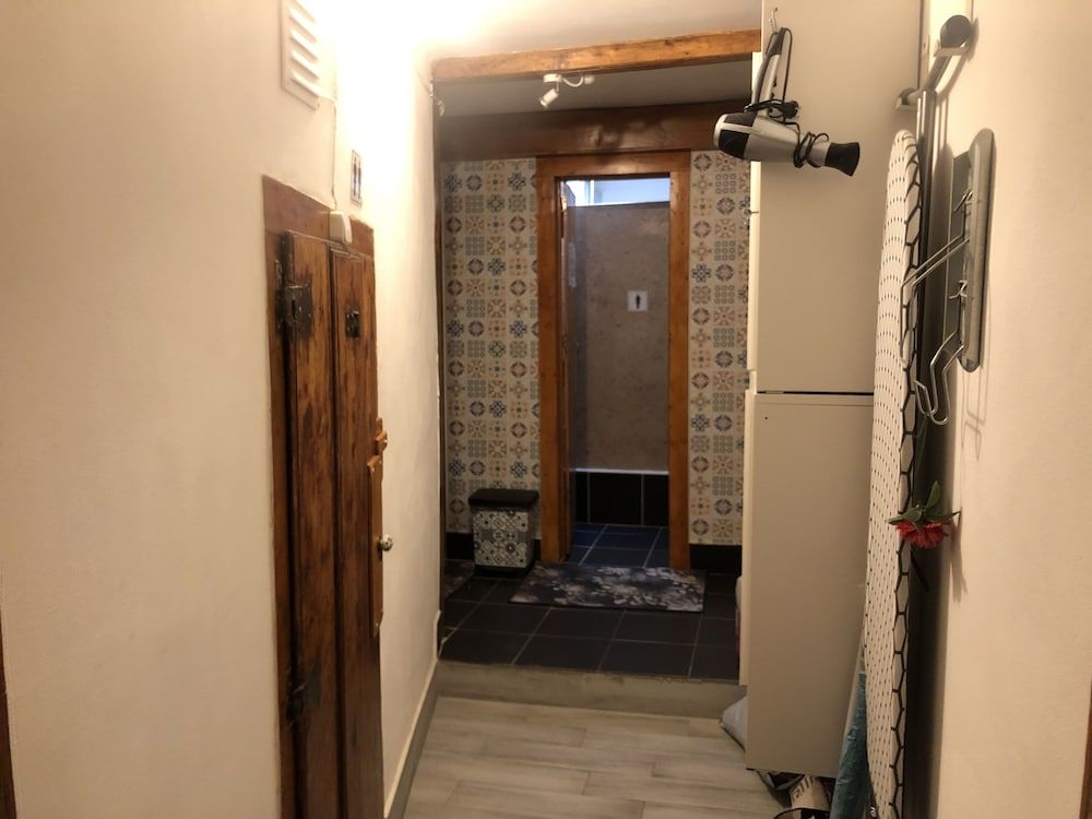 Hostel Charme da Graça Senior Single Room, Shared Bathroom 4