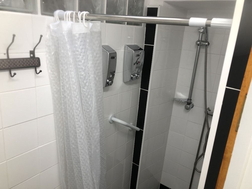 Hostel Charme da Graça Senior Single Room, Shared Bathroom 5