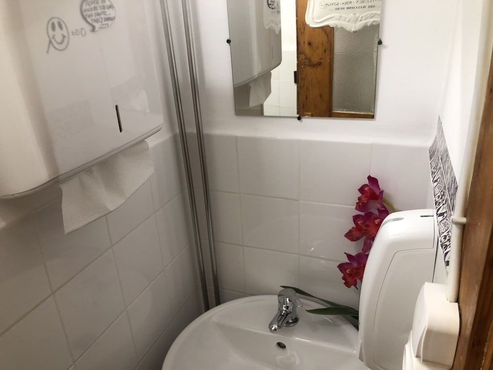 Hostel Charme da Graça Senior Single Room, Shared Bathroom 3