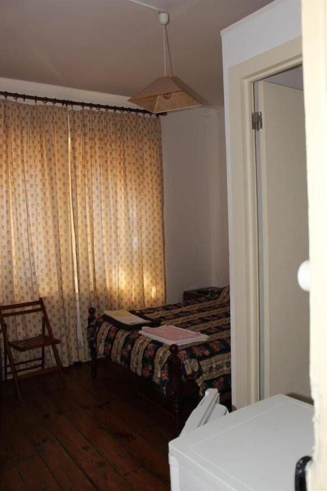 Viriato Rooms Family Room, Private Bathroom 6