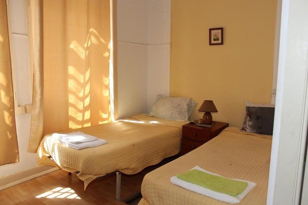 Viriato Rooms Family Room, Private Bathroom