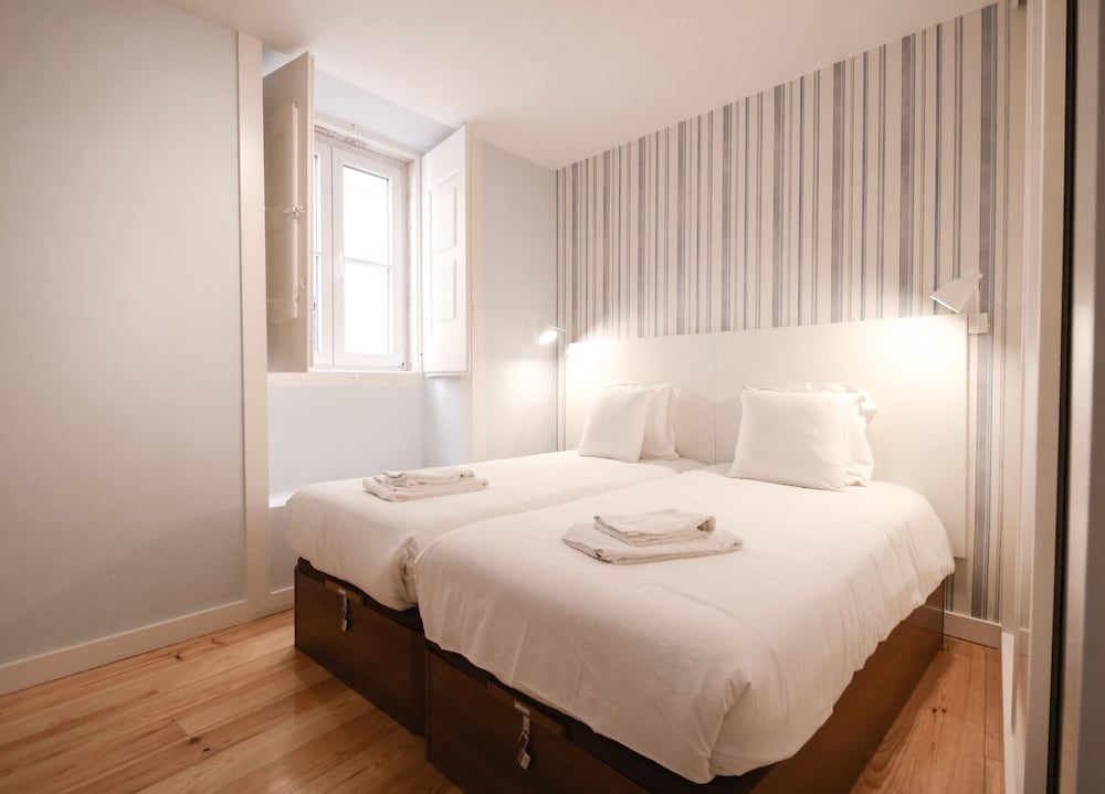 undefined JOIVY Elegant 2BR Apt nearby tram 28E stop - Portas Sol 7