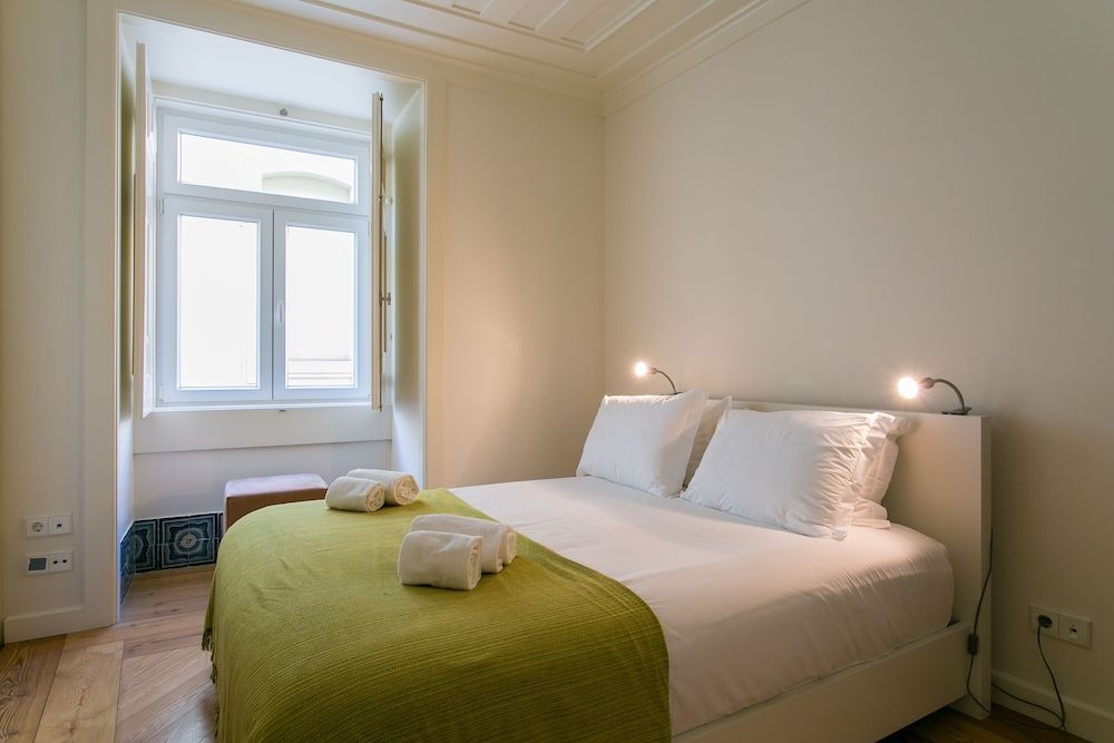 undefined JOIVY Elegant 2BR Apt w/workspace nearby Baixa-Chiado subway 5
