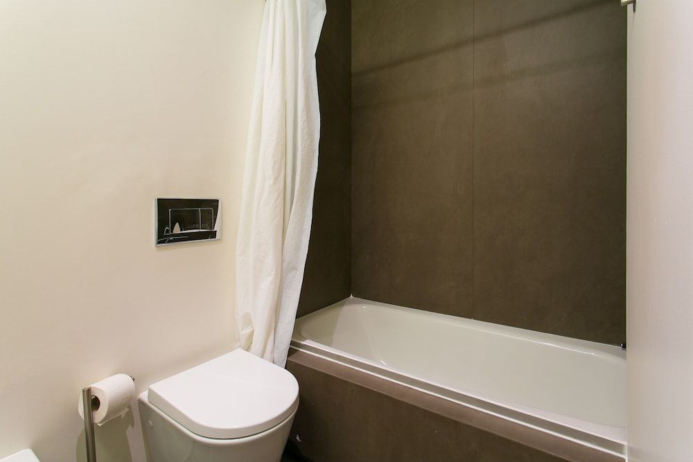 JOIVY Elegant 2BR Apt w/workspace nearby Baixa-Chiado subway Apartment, 2 Bedrooms 17