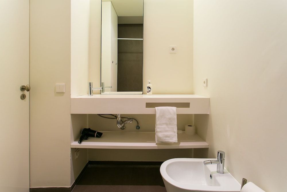 JOIVY Elegant 2BR Apt w/workspace nearby Baixa-Chiado subway Apartment, 2 Bedrooms 19