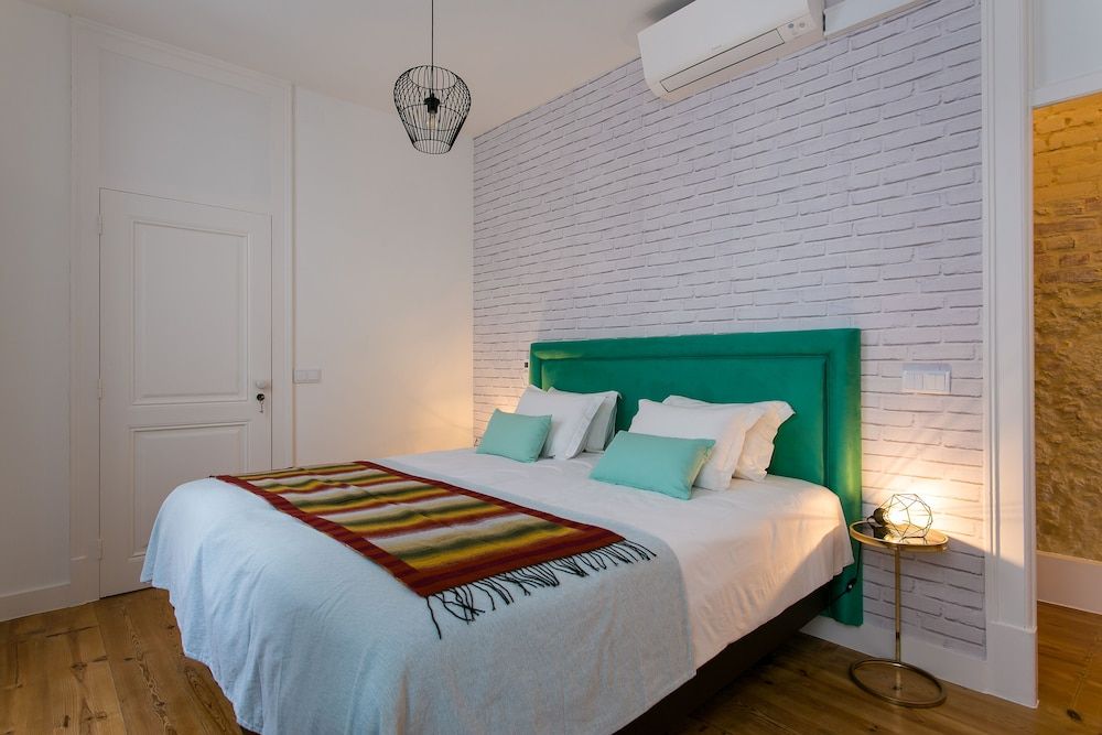 undefined JOIVY Gorgeous 3BR home w/balcony nearby Time Out Market 5