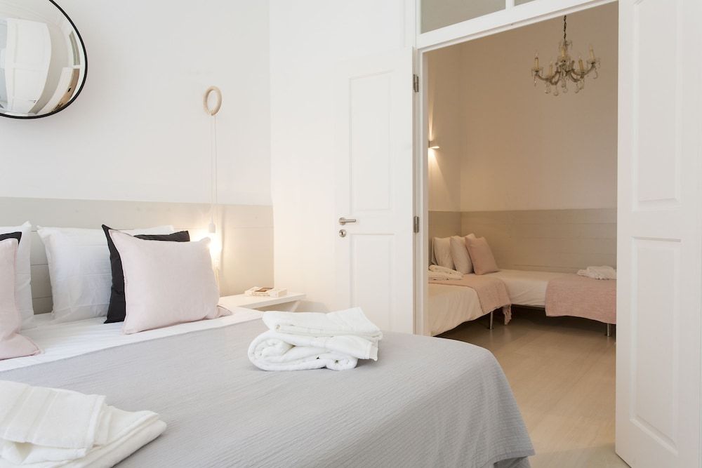 undefined JOIVY Exclusive 4BR home w/3 workspaces&garden in Baixa 10