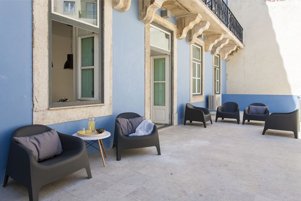 undefined JOIVY Exclusive 4BR home w/3 workspaces&garden in Baixa