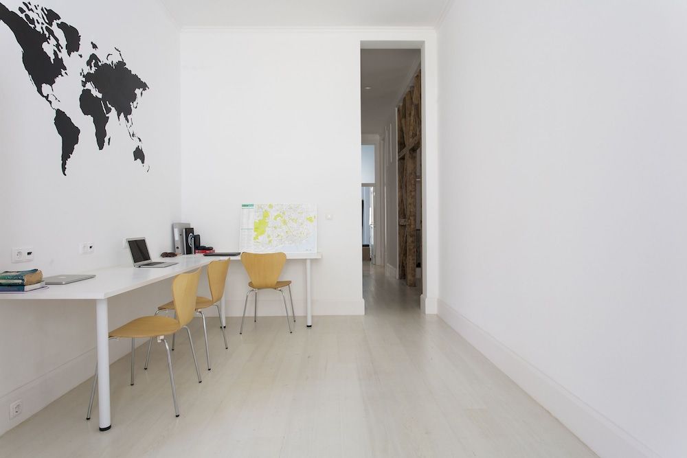 undefined JOIVY Exclusive 4BR home w/3 workspaces&garden in Baixa 4