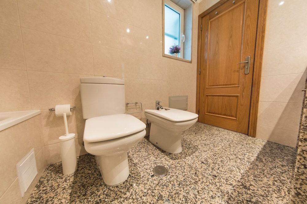 Family Wonder Two Bedroom Garage Apartment, 2 Bedrooms, City View 20