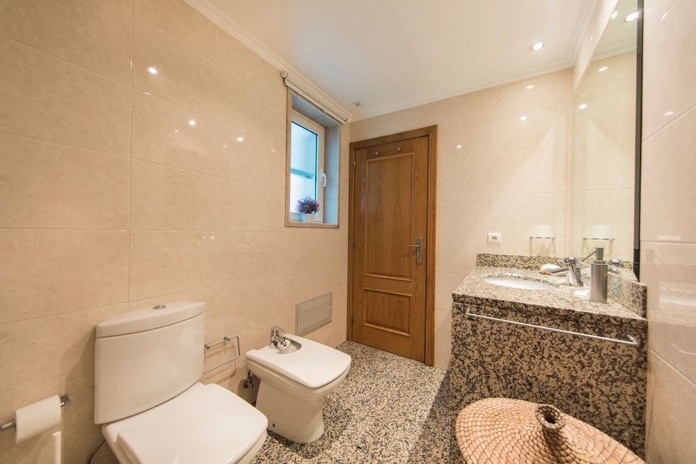 Family Wonder Two Bedroom Garage Apartment, 2 Bedrooms, City View 17