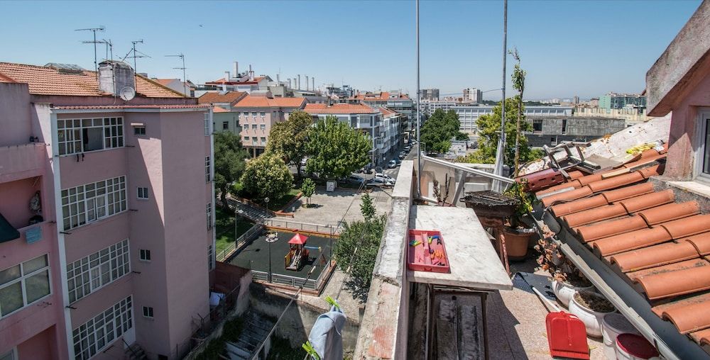 Travel Inn Lisbon Standard Double or Twin Room, 2 Twin Beds, Garden View 5
