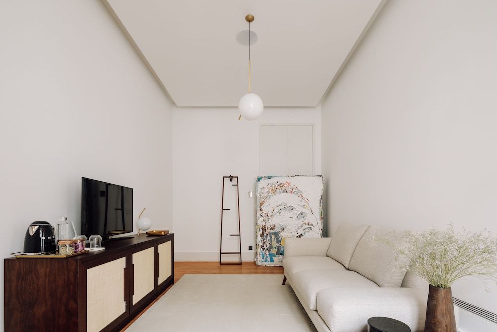 The Art Gate Premium Suite 6