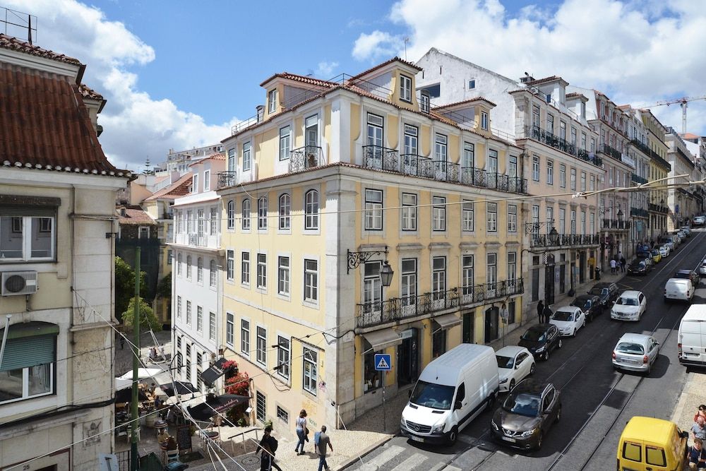 undefined Trendy Chic Apartment 4