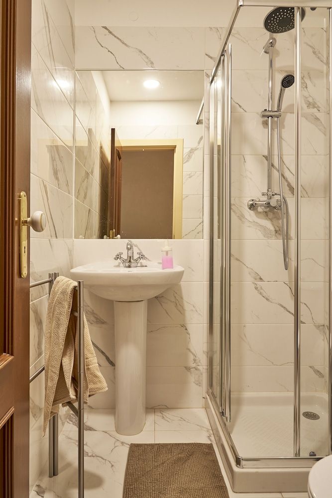 Campo Pequeno Avenida Deluxe Double Room, Shared Bathroom 7