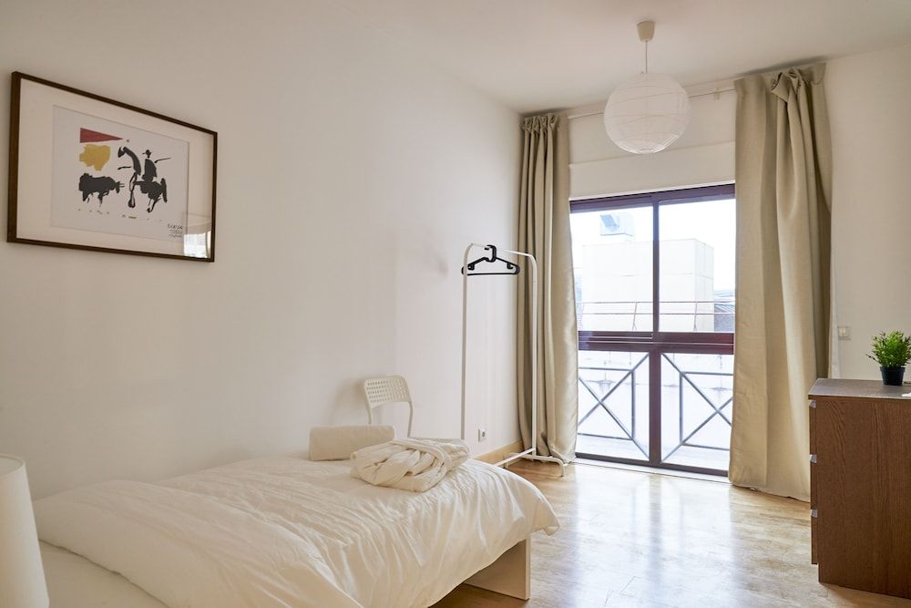 Campo Pequeno Avenida Single Room, Shared Bathroom