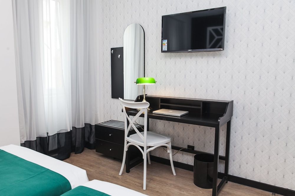 undefined The Twenties Rooms & Suites 9