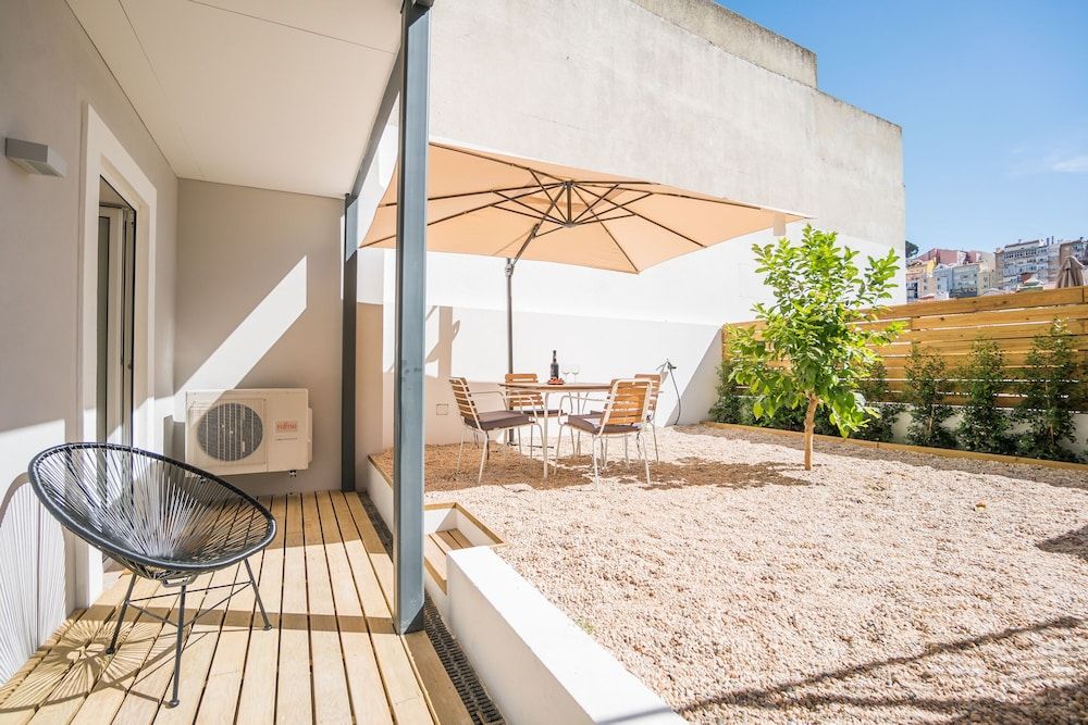 undefined Wood Wall & Garden Apartment 10