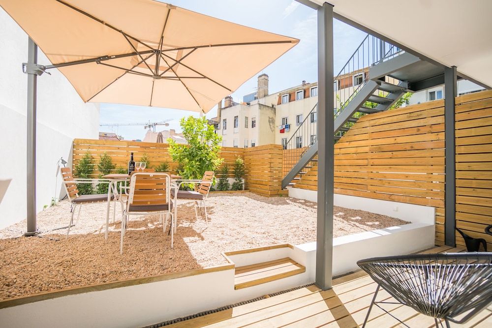 undefined Wood Wall & Garden Apartment 8