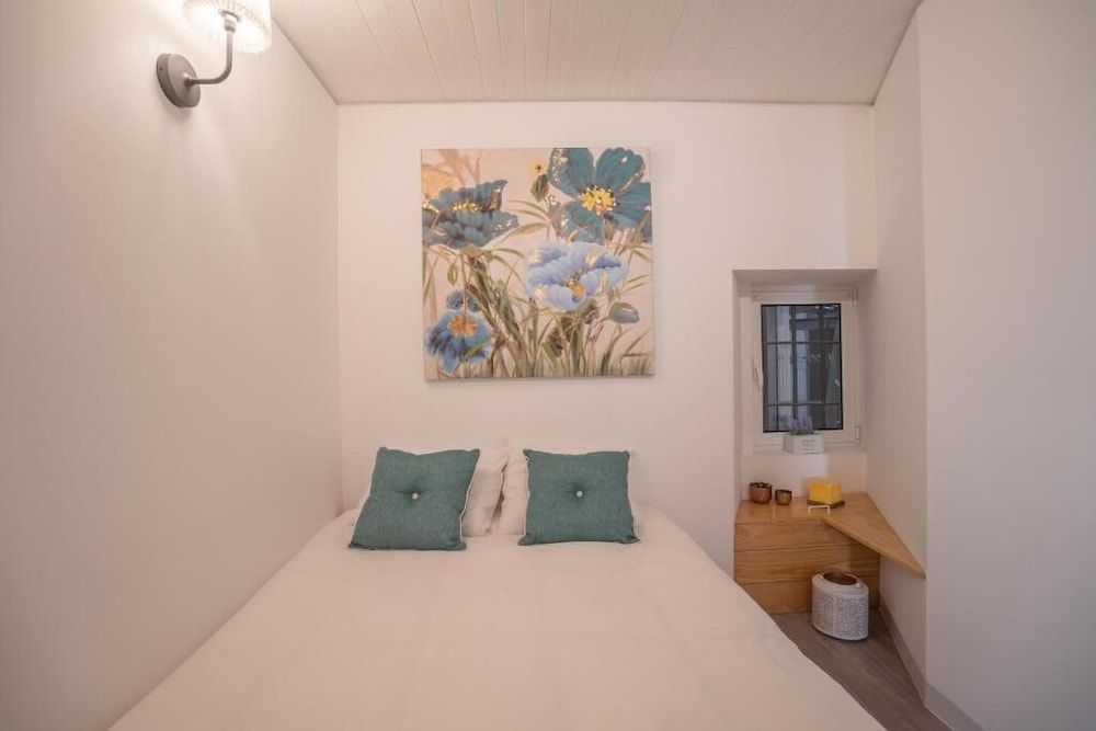 undefined Rose 3 Studio 4