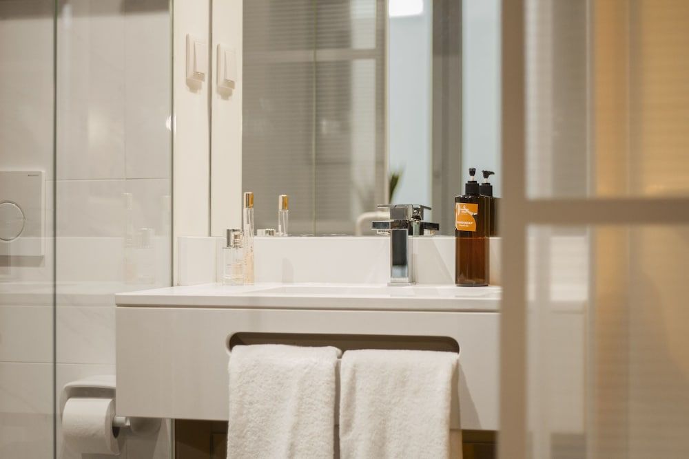 room Select Liberdade Economy Double Room 4