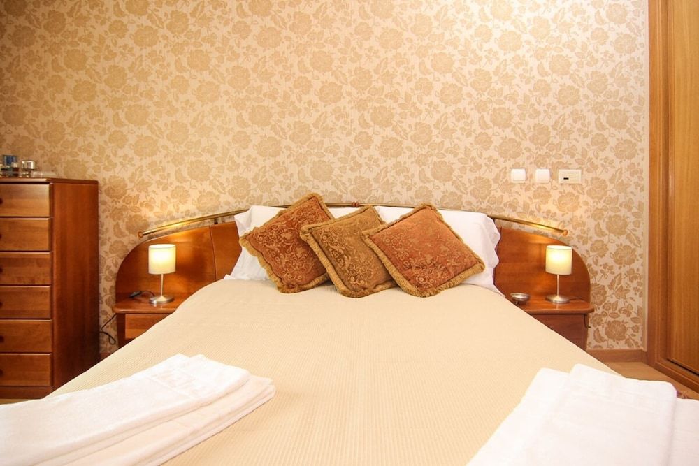 undefined Gorgeous 3 Bedroom Apartment with Balcony in Lisbon 2